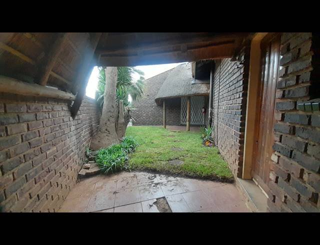 2 BEDROOM TOWNHOUSE TO LET IN THREE RIVERS
